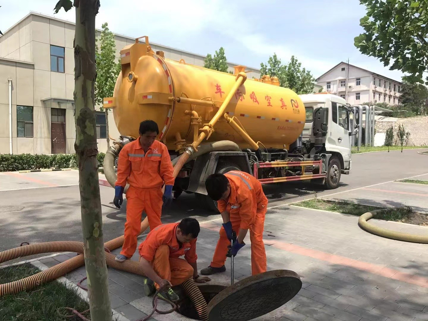 港口管道疏通车停在窨井附近