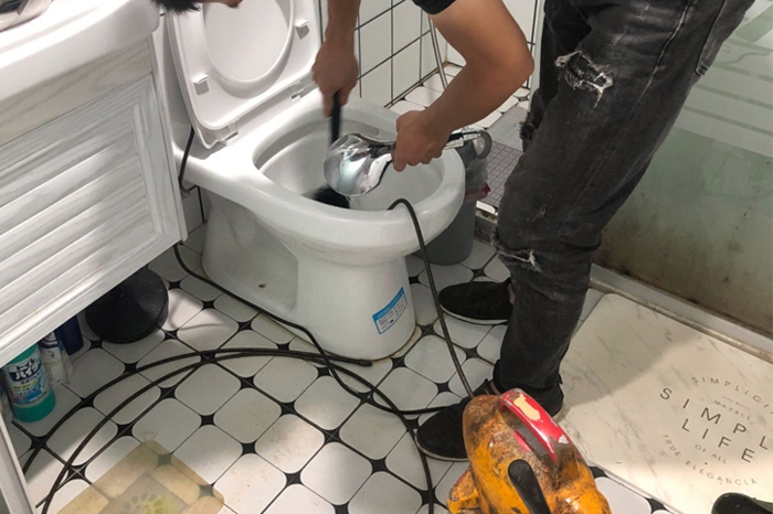 港口马桶堵塞自己疏通还是找师傅?专业上门服务让你省时更省心